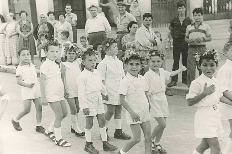 בגן הילדים (ראשון מימין)